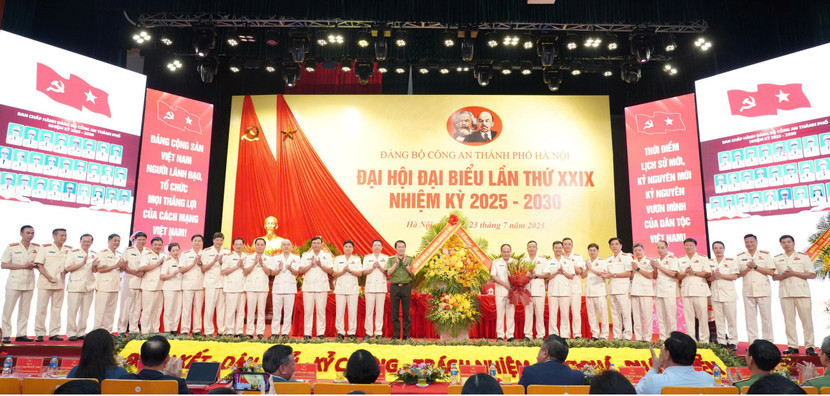 Đại tướng Lương Tam Quang, Uỷ viên Bộ Chính trị, Bí thư Đảng uỷ Công an Trung ương, Bộ trưởng Bộ Công an, tặng hoa chúc mừng Ban Chấp hành Đảng bộ CATP lần thứ XXIX, nhiệm kỳ 2025 – 2030 Đại tướng Lương Tam Quang, Uỷ viên Bộ Chính trị, Bí thư Đảng uỷ Công an Trung ương, Bộ trưởng Bộ Công an, tặng hoa chúc mừng Ban Chấp hành Đảng bộ CATP lần thứ XXIX, nhiệm kỳ 2025 – 2030