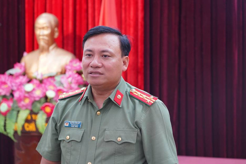 Gần trọn 1 ngày chia sẻ, động viên nhân dân và đồng đội ở vùng ngập lụt ngoại thành Hà Nội ảnh 11