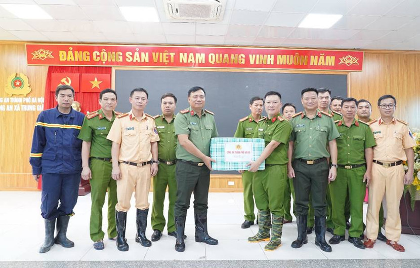 Gần trọn 1 ngày chia sẻ, động viên nhân dân và đồng đội ở vùng ngập lụt ngoại thành Hà Nội ảnh 2