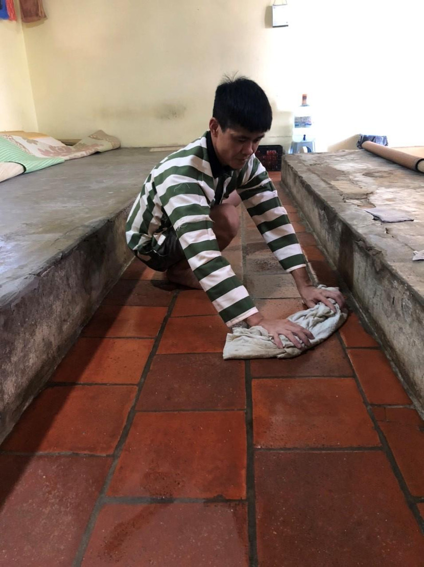 Lau chùi sàn trong các phòng, buồng Lau chùi sàn trong các phòng, buồng