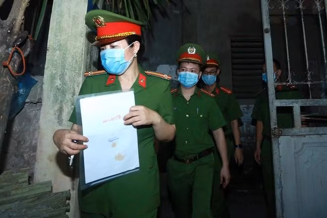 Các tổ cấp CCCD gắn chip lưu động của Công an Hà Nội về từng khu dân cư để phục vụ người dân