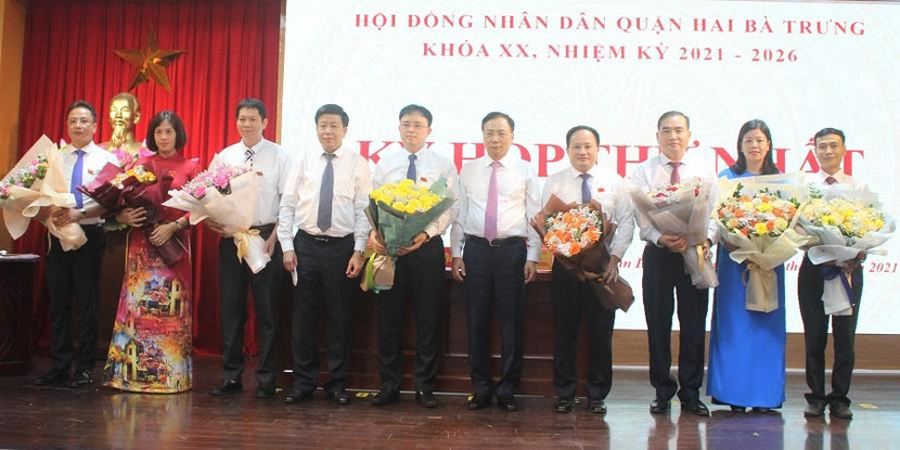 Phó Chủ tịch UBND TP Hà Nội Dương Đức Tuấn và Bí thư Quận ủy Hai Bà Trưng Nguyễn Văn Nam chúc mừng các đồng chí lãnh đạo HĐND, UBND quận Hai Bà Trưng nhiệm kỳ 2021-2026