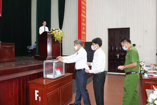 Các đại biểu bỏ phiếu bầu các chức danh chủ chốt HĐND, UBND huyện Gia Lâm