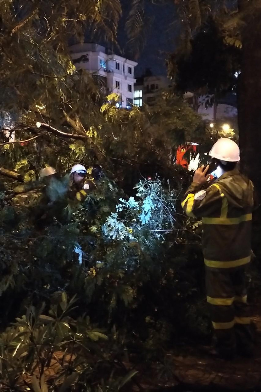 Các lực lượng sẵn sàng trắng đêm, cho những tuyến đường thông suốt khi bình minh sang