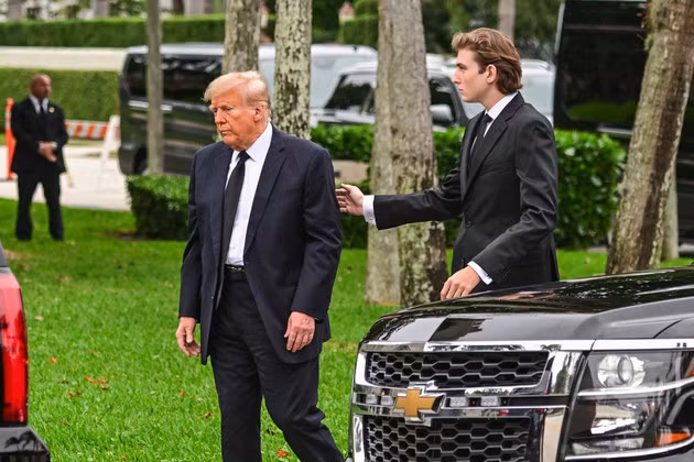 Cựu Tổng thống Mỹ Donald Trump và con trai Barron Trump