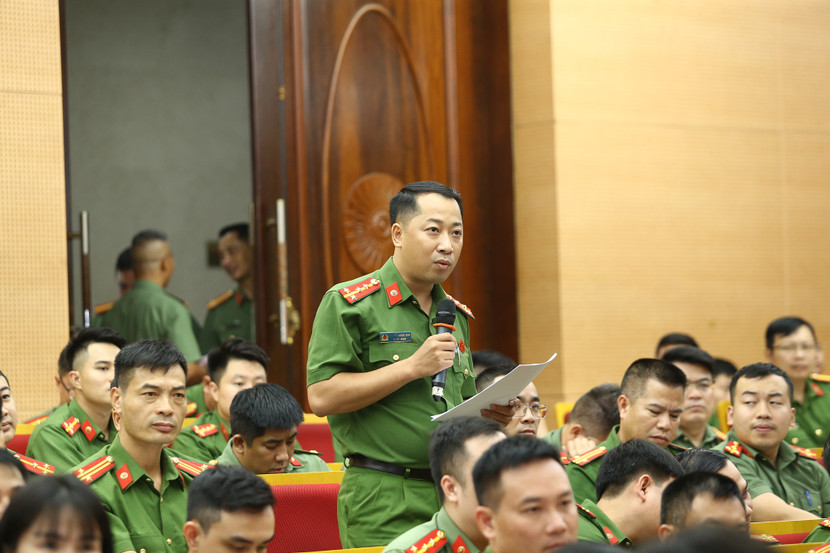 Các đại biểu sôi nổi tham gia phần thảo luận