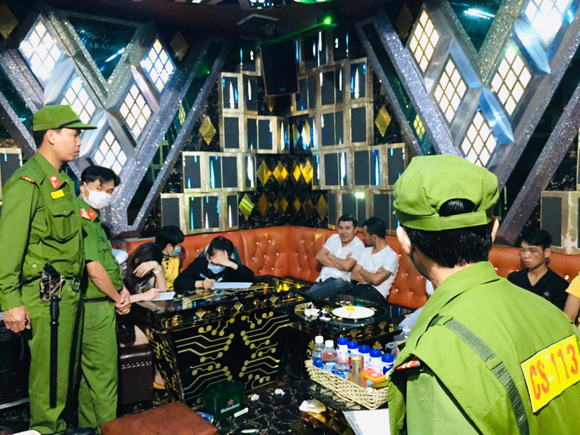 Lực lượng Công an lập biên bản tại quán karaoke Paradise Lực lượng Công an lập biên bản tại quán karaoke Paradise