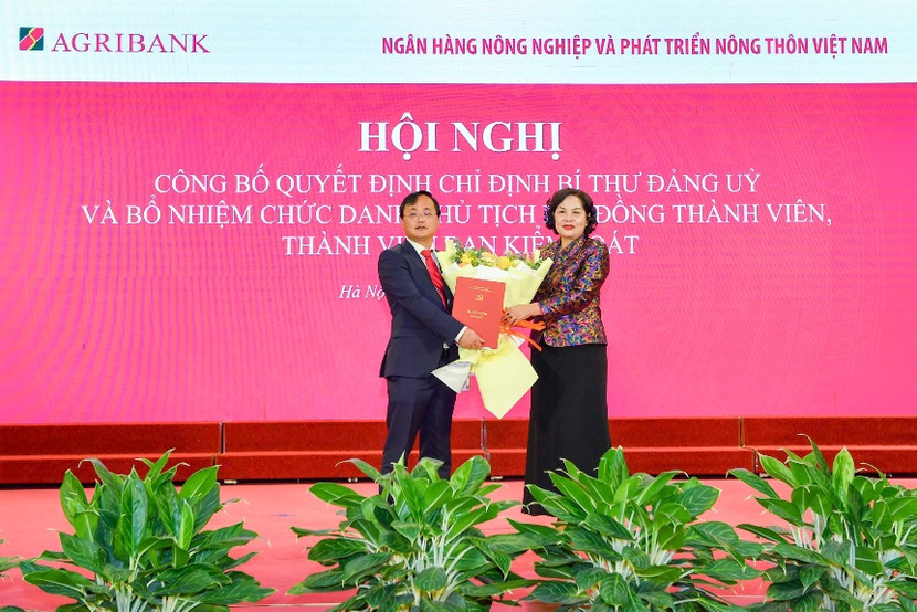 Thống đốc Ngân hàng Nhà nước Nguyễn Thị Hồng trao các quyết định chỉ định, bổ nhiệm đối với ông Tô Huy Vũ Thống đốc Ngân hàng Nhà nước Nguyễn Thị Hồng trao các quyết định chỉ định, bổ nhiệm đối với ông Tô Huy Vũ