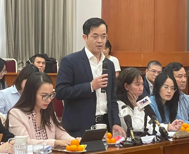 Ông Trương Bá Tuấn thông tin tại buổi họp báo