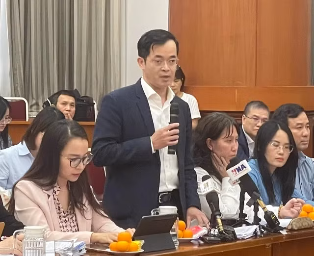 Ông Trương Bá Tuấn thông tin tại buổi họp báo