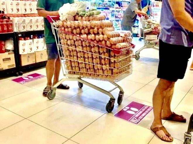 Trong thời điểm dịch bệnh phức tạp, việc gom hàng trong siêu thị rồi bán ra ngoài với giá cao là điều khó có thể chấp nhận được (ảnh minh họa)