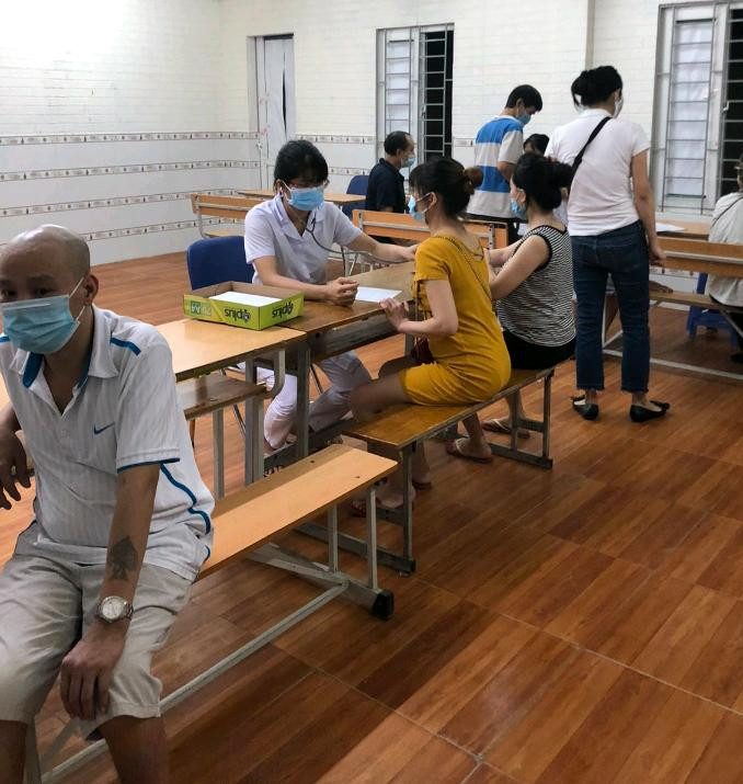 Người dân khám sàng lọc trước khi tiêm Người dân khám sàng lọc trước khi tiêm