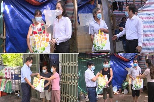 Ngay sau lễ phát động, lãnh đạo Quận và ngành, phòng ban chức năng đã trực tiếp đi trao quà tặng các hộ nghèo, gặp khó khăn bởi dịch bệnh