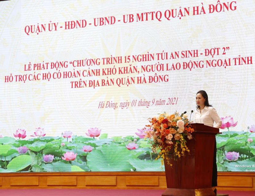 Đồng chí Cấn Thị Việt Hà - Phó Bí thư Quận ủy, Chủ tịch UBND quận Hà Đông phát biểu tại lễ phát động