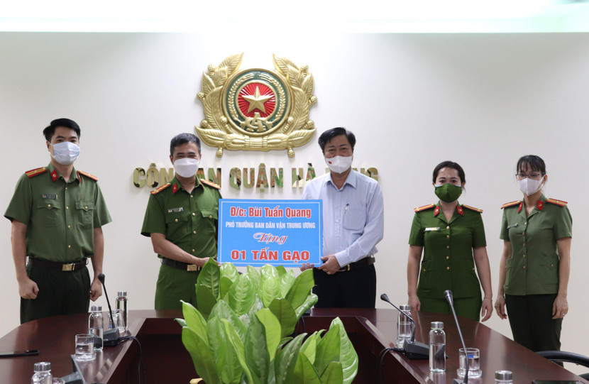 Nhiều cá nhân, tổ chức hảo tâm chọn nhờ CAQ Hà Đông làm nhịp cầu thiện nguyện