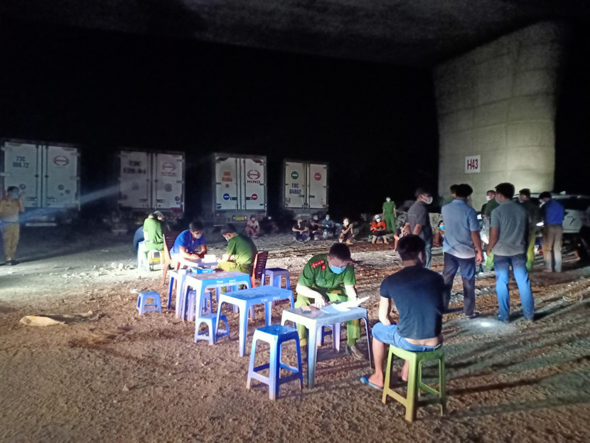 Lực lượng chức năng lập biên bản các trường hợp vi phạm Lực lượng chức năng lập biên bản các trường hợp vi phạm