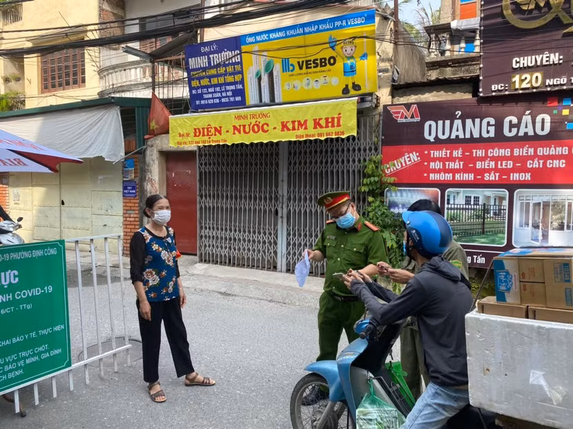 Kiểm soát chặt từ khu dân cư sẽ hạn chế được tình trạng ra đường không lý do Kiểm soát chặt từ khu dân cư sẽ hạn chế được tình trạng ra đường không lý do
