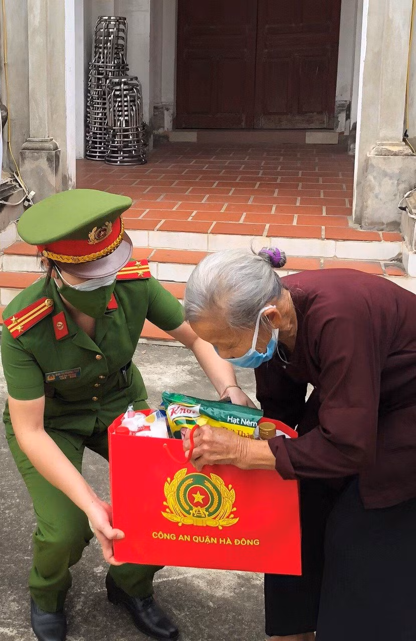 Trao tận tay món quà nghĩa tình đến người già yếu, khó khăn trong đại dịch Covid