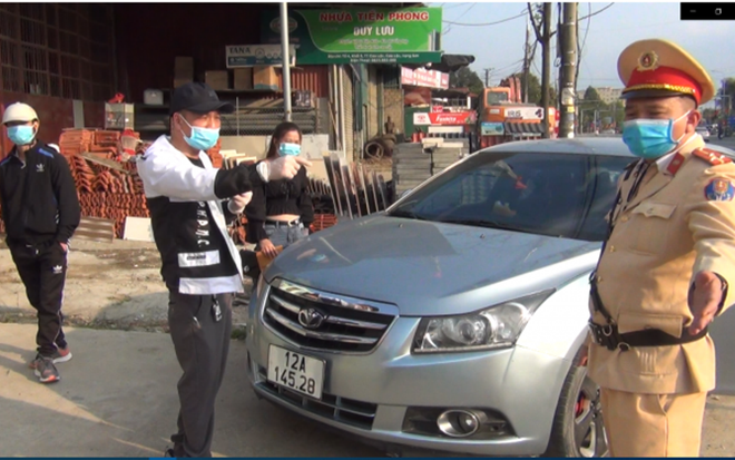 Lái xe ô tô không mang giấy tờ, không chấp hành đo nồng độ cồn còn livestream trên mạng