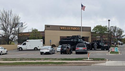 2 xe bọc thép án ngữ cửa ngân hàng có con tin bị bắt giữ bên trong