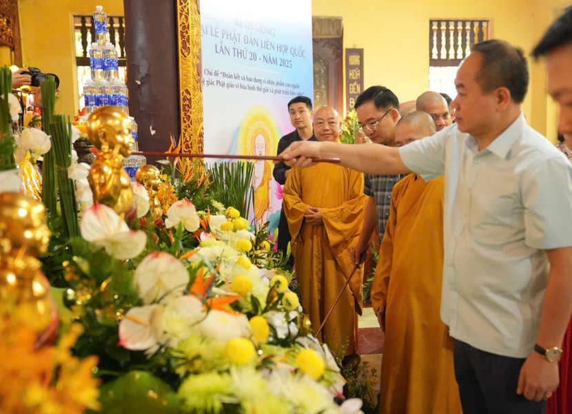 Giám đốc CATP cùng tăng ni lãnh đạo Giáo hội Phật giáo Việt Nam thực hiện nghi thức tắm Phật tại chính điện chùa Quán Sứ