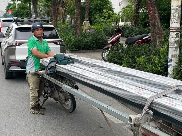 CSGT tạm giữ các phương tiện tự chế, chở hàng hoá gây mất an toàn giao thông. CSGT tạm giữ các phương tiện tự chế, chở hàng hoá gây mất an toàn giao thông.