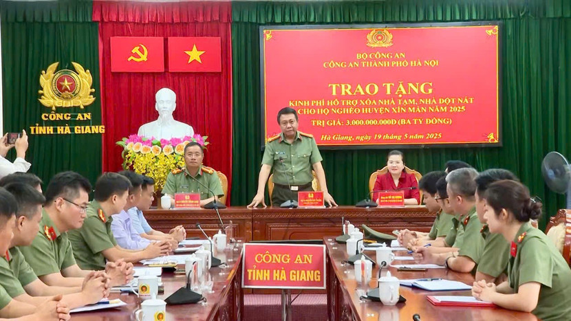 Đại tá Nguyễn Đức Thuận, Giám đốc Công an tỉnh Hà Giang bày tỏ cảm ơn những nghĩa cử cao đẹp của lực lượng Công an Thủ đô và các nhà hảo tâm...