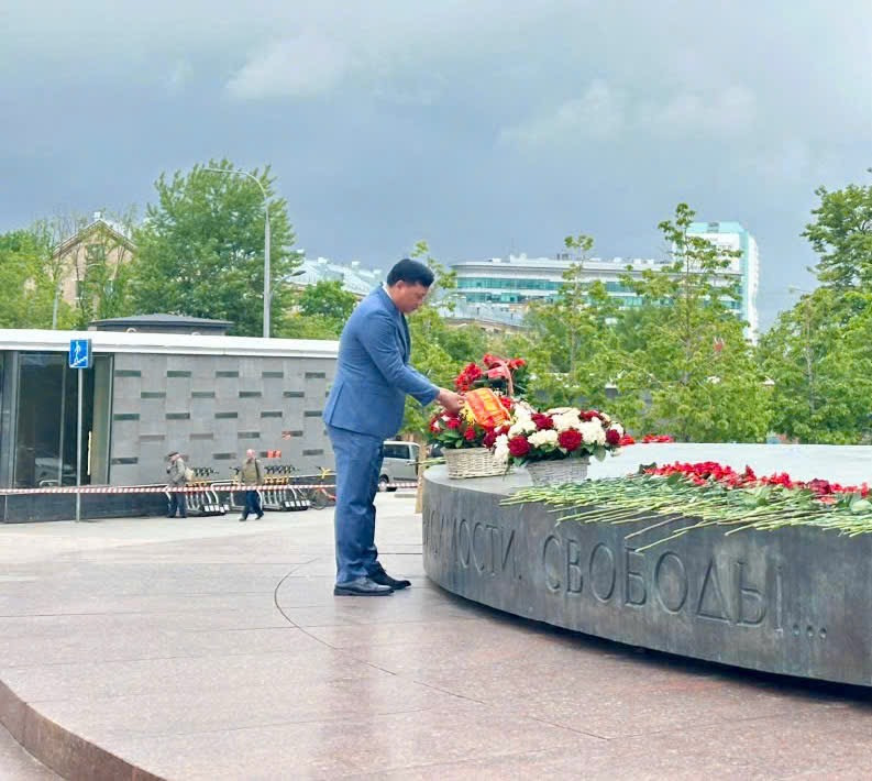 Đại tá Nguyễn Tiến Đạt, Phó Giám đốc CATP dâng hoa tại Tượng đài Chủ tịch Hồ Chí Minh (Quảng trường Hồ Chí Minh, Mát-xcơ-va