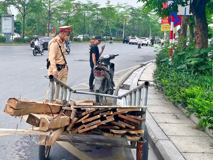 CSGT tạm giữ các phương tiện tự chế, chở hàng hoá gây mất an toàn giao thông. CSGT tạm giữ các phương tiện tự chế, chở hàng hoá gây mất an toàn giao thông.