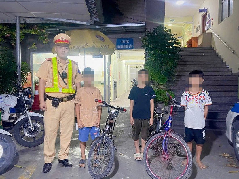 Ba cháu bé đạp xe, bị lạc hơn 30km