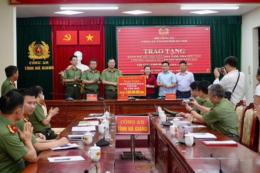 Lễ trao tặng được tổ chức trang trọng tại Công an tỉnh Hà Giang