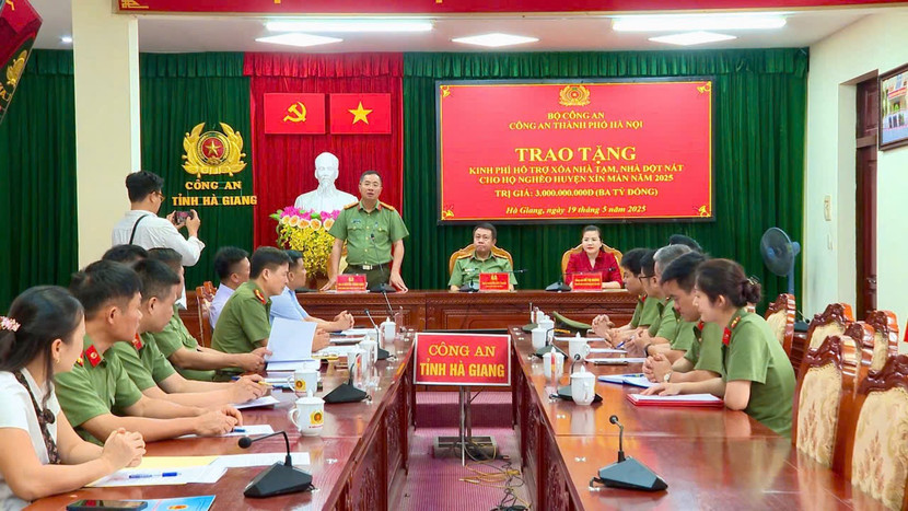 Đại tá Nguyễn Thành Long phát biểu tại lễ trao tặng... Đại tá Nguyễn Đức Thuận, Giám đốc Công an tỉnh Hà Giang bày tỏ cảm ơn những nghĩa cử cao đẹp của lực lượng Công an Thủ đô và các nhà hảo tâm...