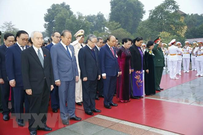 Vòng hoa của Đoàn mang dòng chữ: “Đời đời nhớ ơn các Anh hùng liệt sỹ”.