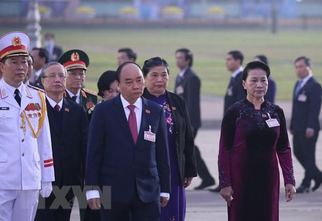 Các lãnh đạo Đảng, Nhà nước cùng đại biểu dự Đại hội XIII của Đảng đặt vòng hoa và vào Lăng viếng Chủ tịch Hồ Chí Minh