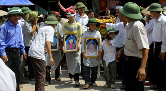 Hành vi man rợ và đớn hèn của bọn cướp tiệm vàng ảnh 1