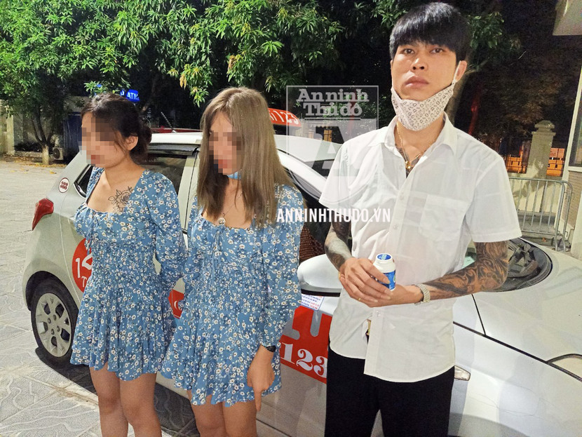 Lái xe taxi khai, đang chở 2 cô gái trẻ cùng đen bữa tiệc mà tuý Lái xe taxi khai, đang chở 2 cô gái trẻ cùng đen bữa tiệc mà tuý