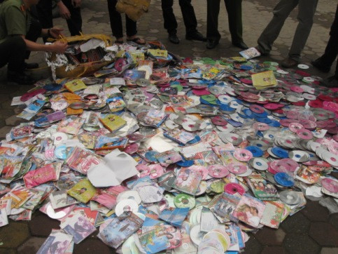 Tiêu hủy hàng nghìn đĩa, sách lậu ảnh 3