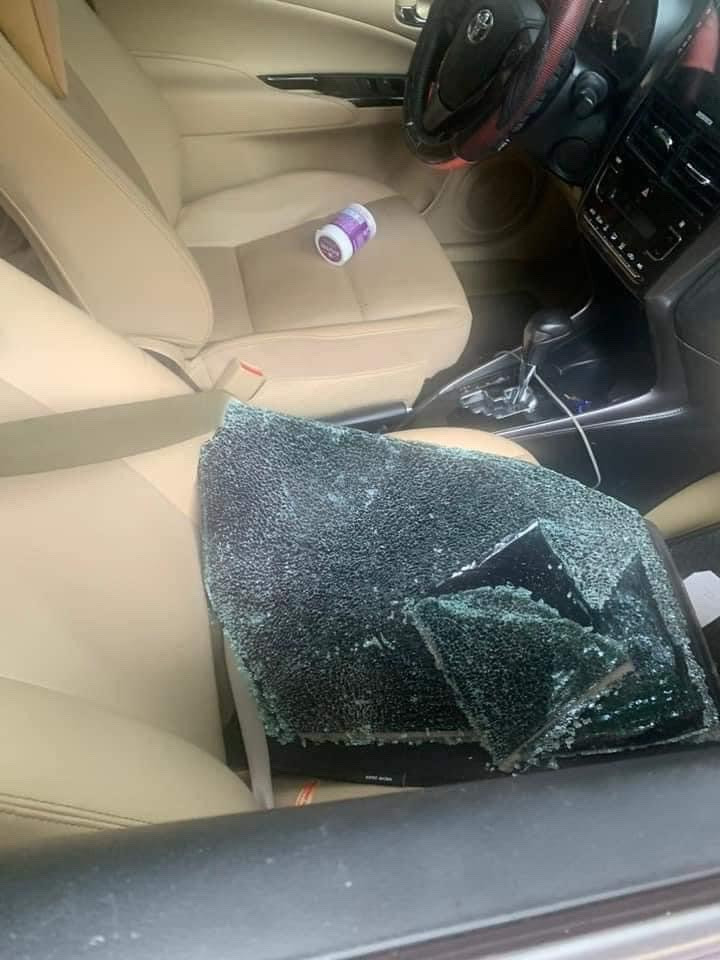 Mảnh kính vỡ vương vãi trên ghế phía trước xe