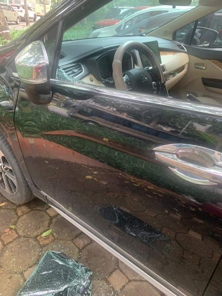 Xe ô tô bị đập vỡ kính