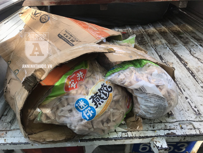 Những bao thực phẩm được nhét trong thùng carton và đút vào bao tải đen