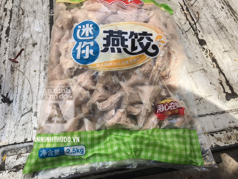 Cận cảnh một bao thực phẩm "lạ"