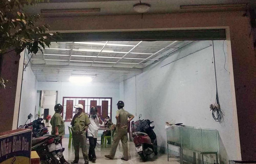 Thời điểm lực lượng chức năng kiểm tra phát hiện chủ quán và 5 người khách tụ tập ăn nhậu