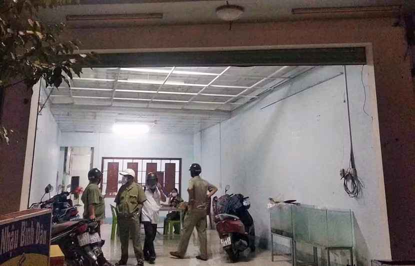 Thời điểm lực lượng chức năng kiểm tra phát hiện chủ quán và 5 người khách tụ tập ăn nhậu