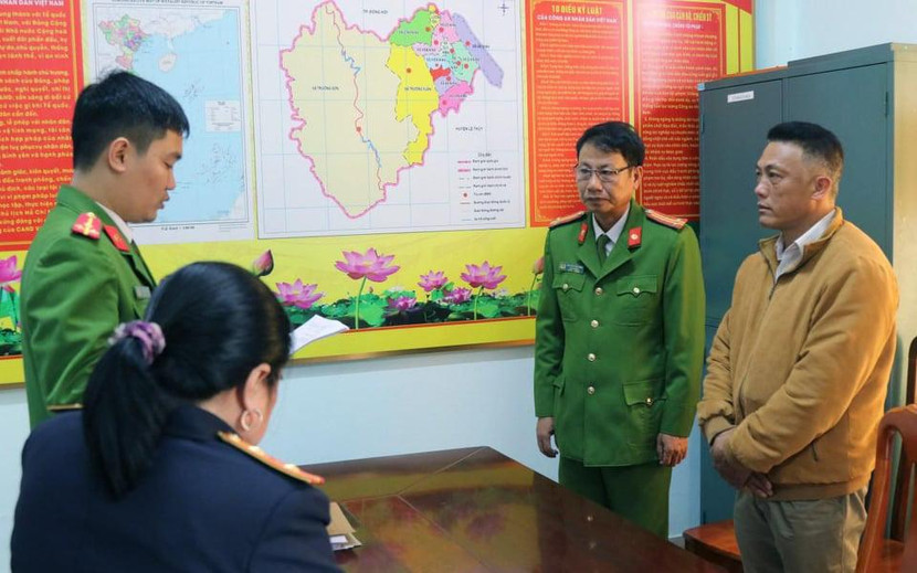 Ông Hồ Trọng Bình nghe đọc lệnh khởi tố