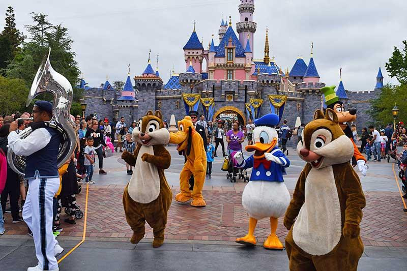 Tháng 9-2020, Disney tuyên bố cho 28.000 nhân viên nghỉ việc, chủ yếu tại các công viên giải trí ở California và Florida