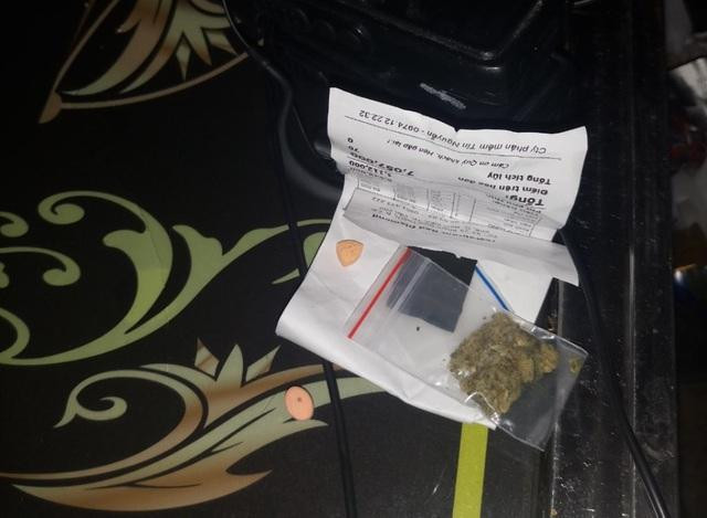 Tang vật nghi là ma túy bị thu giữ tại hiện trường