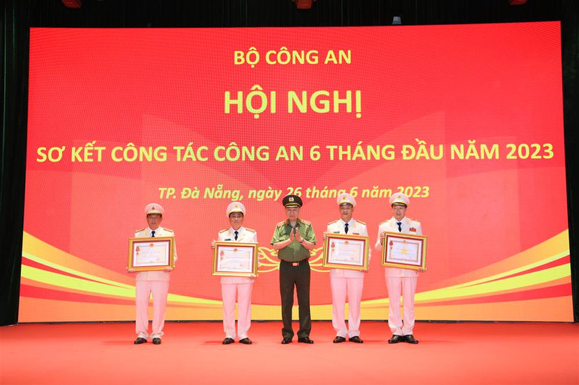 Tại Hội nghị, thừa ủy quyền của lãnh đạo Đảng, Nhà nước, Bộ trưởng Tô Lâm đã trao Huân chương Quân công hạng Nhì tặng Thiếu tướng Vũ Hồng Văn, Cục trưởng Cục An ninh chính trị nội bộ đã có thành tích đặc biệt xuất sắc trong chiến đấu và phục vụ chiến đấu, xây dựng lực lượng CAND, giữ gìn an ninh chính trị, trật tự an toàn xã hội, góp phần vào sự nghiệp xây dựng chủ nghĩa xã hội và bảo vệ Tổ quốc; trao Huân chương Chiến công hạng Nhất tặng Đại tá Nguyễn Anh Tuấn, Phó Cục trưởng Cục An ninh chính trị nội bộ đã lập chiến công đặc biệt xuất sắc trong chiến đấu và phục vụ chiến đấu, góp phần vào sự nghiệp xây dựng chủ nghĩa xã hội và bảo vệ Tổ quốc; trao Huân chương Chiến công hạng Ba tặng Đại tá Lê Văn Hóa, Phó Giám đốc Công an tỉnh Quảng Bình và Đại tá Đỗ Tiến Dũng, Phó Giám đốc Công an tỉnh Hà Giang đã lập chiến công xuất sắc trong chiến đấu và phục vụ chiến đấu, góp phần vào sự nghiệp xây dựng chủ nghĩa xã hội và bảo vệ Tổ quốc.