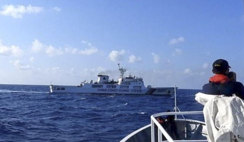 Một tàu hải cảnh Trung Quốc cố gắng chặn một tàu Philippines tại Biển Đông hôm 21-3-2024