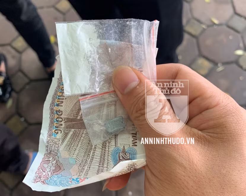 2 gói ma túy được đối tượng bọc trong tờ tiền, nhét ở ví
