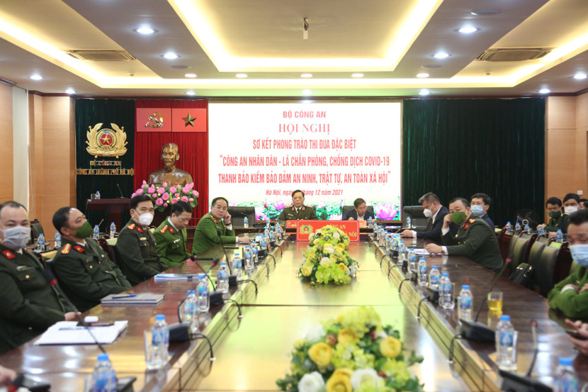 Các đồng chí: Lê Hồng Sơn - Ủy viên Ban Thường vụ Thành ủy, Phó Chủ tịch Thường trực UBND TP Hà Nội; Trung tướng Nguyễn Hải Trung - Ủy viên Ban Thường vụ Thành ủy, Giám đốc CATP chủ trì điểm cầu trực tuyến tại Hà Nội Các đồng chí: Lê Hồng Sơn - Ủy viên Ban Thường vụ Thành ủy, Phó Chủ tịch Thường trực UBND TP Hà Nội; Trung tướng Nguyễn Hải Trung - Ủy viên Ban Thường vụ Thành ủy, Giám đốc CATP chủ trì điểm cầu trực tuyến tại Hà Nội